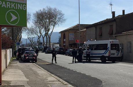 Francouzt policist ped supermarketem v Trebes, kde, ozbrojen mu ped...