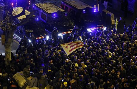 Policie blokuje ulici pi demonstraci v Barcelon, kter vznikla v reakci na...