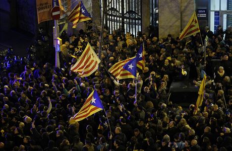 Více ne 20 lidí bylo zranno pi demonstracích, které vypukly v Barcelon v...