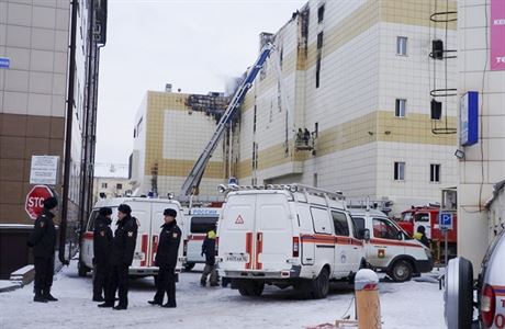 Ruské záchranky ped hoícím obchodním centrem.