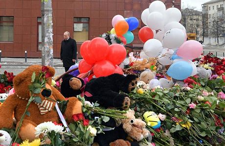 Rusk prezident Vladimir Putin v Kemerovu na Sibii uctil pamtku 64 lid.