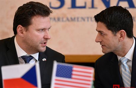 Pedseda Snmovny reprezentant americkho Kongresu Paul Ryan (vpravo) a Radek...