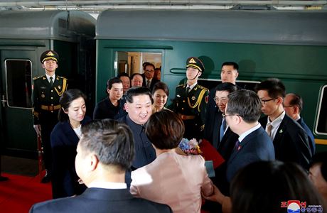 Kim ong-un jsou vítáni pi píjezdu do Pekingu.
