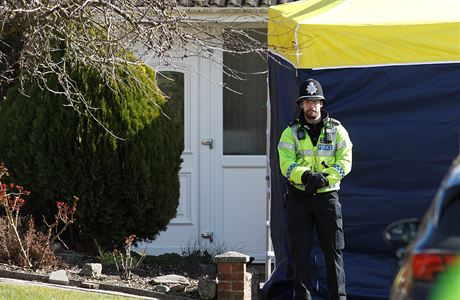 Britský policista u dveí domu, kde byl pravdpodobn zavradn Sergej Skripal.