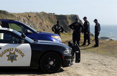 Kalifornská policie pátrá po tech nezvstných dtech.