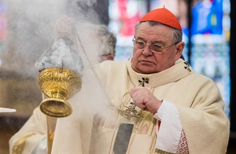 Arcibiskup Dominik Duka bhem obadu svcení olej v katedrále svatého Víta na...