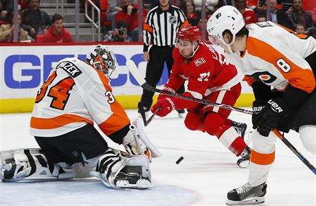 Petr Mrázek (34) bhem zápasu Philadelphia Flyers proti Detroit Red Wings.