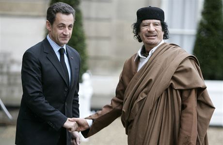 Francouzský prezident Nicolas Sarkozy a libyjský diktátor Muamar Kadáfí v...