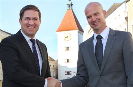 Peter Franzmayr (vpravo) si poásá rukou se starostou msta Wels Andreasem...