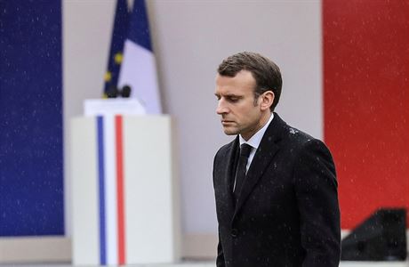 Emmanuel Macron bhem tryzny za francouzskho etnka.