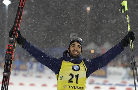 Martin Fourcade slav vtzstv ve sprintu.