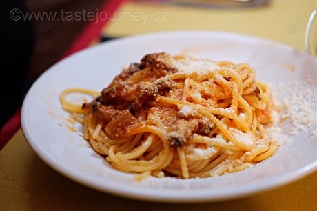 Nezbytnou surovinou k píprav amatriciana je slanina, rajata a sýr pecorino