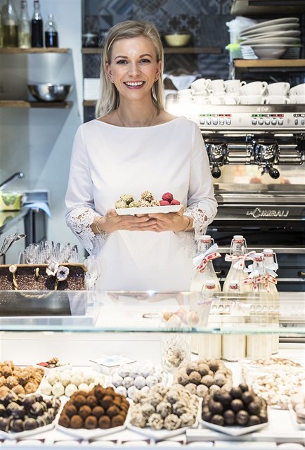 Iveta Fabešová ve své cukrárně