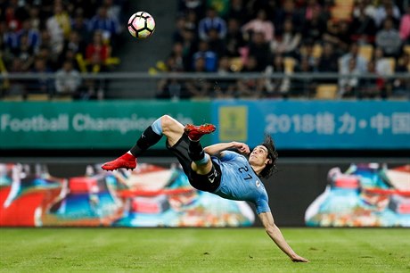 �R vs. Uruguay: Edison Cavani se akrobaticky trefuje do �eské sít�.