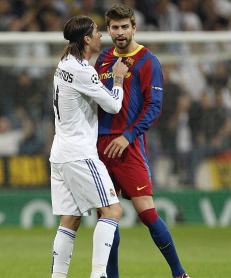 Sergio Ramos z Realu Madrid (vlevo) a Gerard Pique z Barcelony se hádají během...