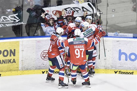 Šestý zápas čtvrtfinále play off hokejové extraligy: HC Dynamo Pardubice - HC...
