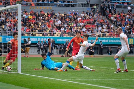 Patrik Schick střílí druhý gól české reprezentace v přátelském duelu proti Číně.