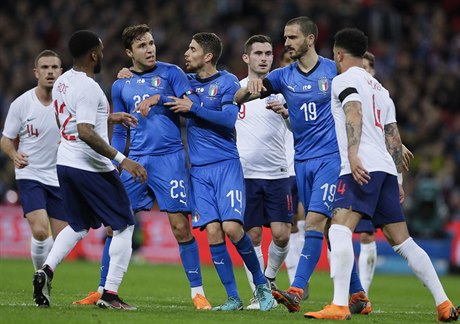 Faulovaný Ital Federico Chiesa (íslo 25) v hádce s anglickými soupei.