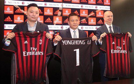 Čínští majitelé AC Milán v čele s Li Jung-chungem (uprostřed)