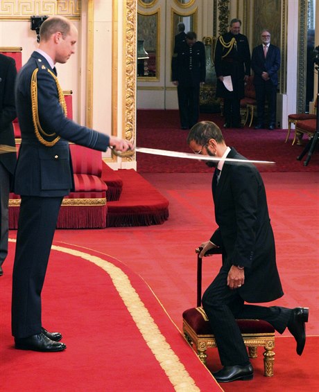 Britský princ William v úterý povýšil do šlechtického stavu bubeníka slavné...