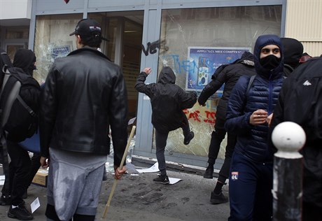 I studenti a mladí lidé ve tvrtek stávkovali po celé Francii na protest proti...