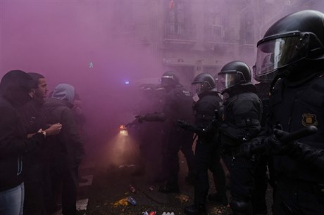 Stet demonstrant s policií.