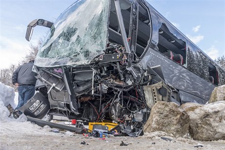 Autobus havaroval poblí Salzburgu. Zranilo se 24 lidí.