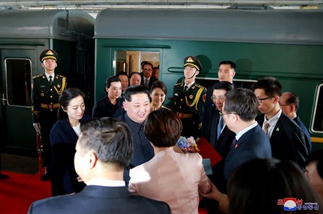 Kim ong-un jsou vítáni pi píjezdu do Pekingu.