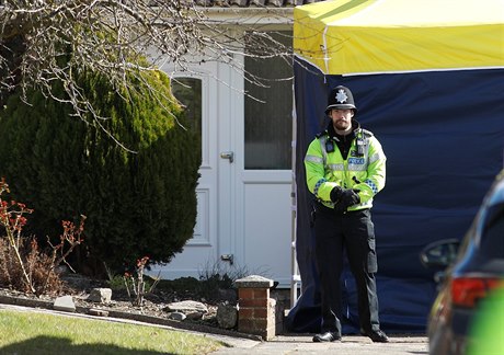 Britský policista u dveí domu, kde byl pravdpodobn zavradn Sergej Skripal.