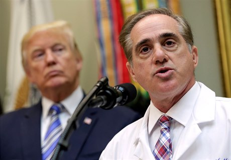 Americký ministr pro veterány David Shulkin koní.