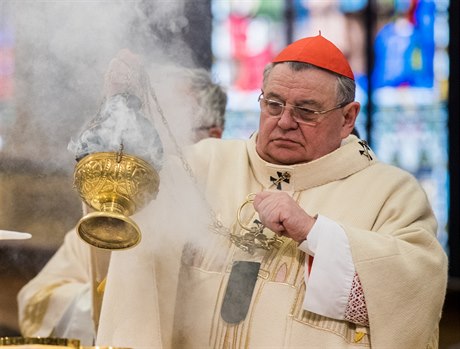 Arcibiskup Dominik Duka během obřadu svěcení olejů v katedrále svatého Víta na...