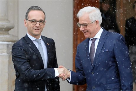 Polský ministr zahraničí Jacek Czaputowicz se svým německým protějškem Heikem...