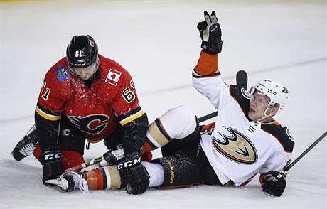 Ondej Kae (25) slaví gól Anaheim Ducks proti Calgary Flames. Na snímku je s...