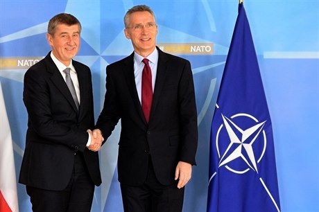 eský premiér v demisi Andrej Babi jednal 22. bezna 2018 v centrále NATO v...