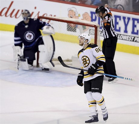 David Pastrák bhem zápasu Boston Bruins proti Winnipeg Jets.