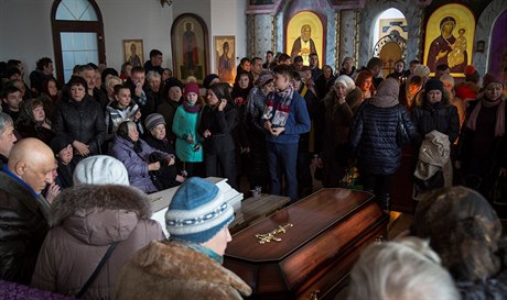 Pozstalí u rakví. Lidé truchlí pro obti poáru nákupního centra v Kemerov.