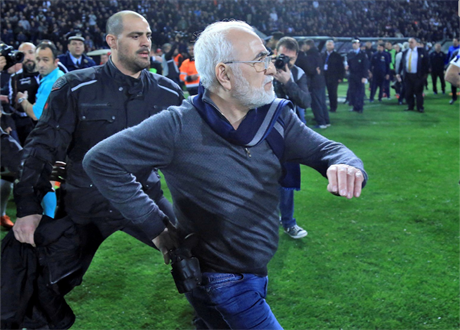 Ivan Savvidis, majitel PAOK Solu, vtrhnul na hit a chystá se napadnout...
