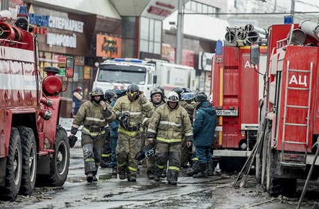 Skupina ruských hasi, kteí bojovali s ohnm v nákupním centru,