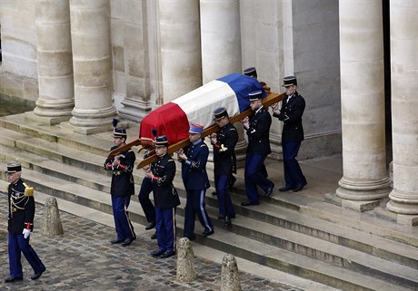 Vojáci nesou rakev etníka, který se minulý pátek vydal útoníkovi, aby...