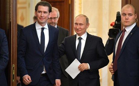 Ruský prezident Vladimir Putin plácá po zádech rakouského kanclée Sebastiana...