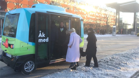 Autonomní autobus pepravuje cestující ve Stockholmu.