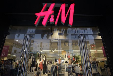 Řetězec H&M má plné sklady neprodaného oblečení.