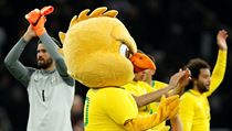 Fotbalisté Brazílie slaví spolu se svým maskotem vítězství na půdě Německa.