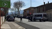Francouzt policist ped supermarketem v Trebes, kde, ozbrojen mu ped...