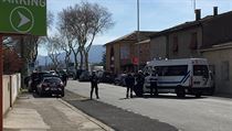 Francouzští policisté před supermarketem v Trebes, kde, ozbrojený muž před polednem zajal osm zákazníků.