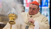 Arcibiskup Dominik Duka bhem obadu svcen olej v katedrle svatho Vta na...