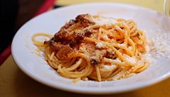 Nezbytnou surovinou k p�íprav� amatriciana je slanina, raj�ata a sýr pecorino