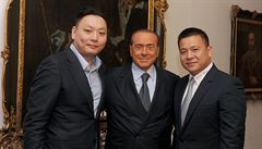 Zleva David Han Li, Silvio Berlusconi a Yonghong Li, tedy noví a bývalý majitel...