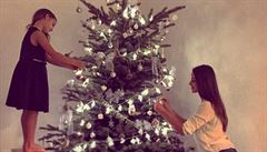 Lucia Javoreková strojí se svojí dcerkou vánoní stromek.