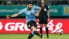 R vs. Uruguay: Luis Suaréz promuje pokutový kop.